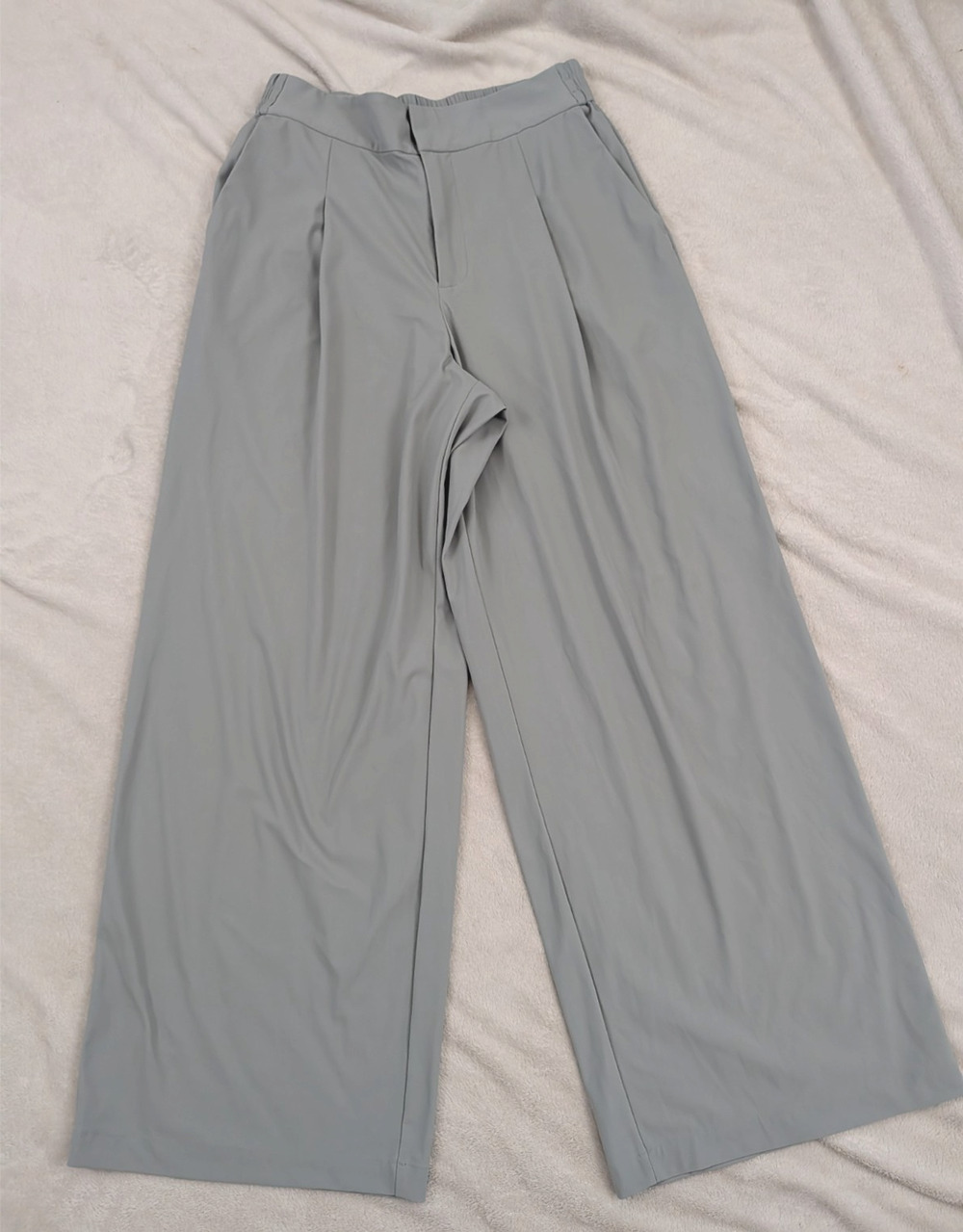 Athleta sz 8 Pinnacle high rise Trouser Pants light gray pleated stretchy 1525